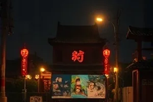 《玻璃钟楼》幕墙反射街景的封面