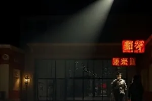 《春山晚照》三代人围坐灶台的暖色封面